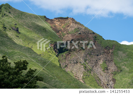 從南阿蘇全景線看到的阿蘇山動態岩石山坡和山巒。 從南阿蘇全景線看到的阿蘇山動態岩石山坡和山巒。 141255453