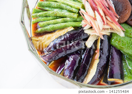 油炸的夏季蔬菜 油炸的夏季蔬菜 141255484
