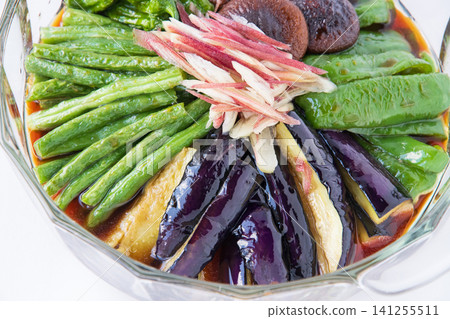 油炸的夏季蔬菜 油炸的夏季蔬菜 141255511