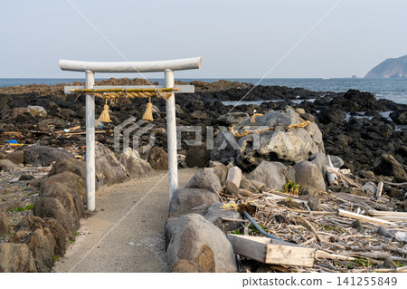 鳩泊岬的鳥居面臨海洋塑膠污染和衝上海岸的垃圾問題。 141255849