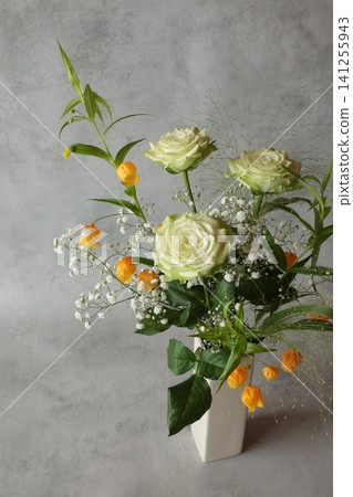 Yellow-green roses 141255943