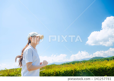 一位女士的側臉,笑容燦爛 一位女士的側臉,笑容燦爛 141257781