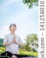 一位面帶微笑、雙手合十祈禱的女子。 141258010