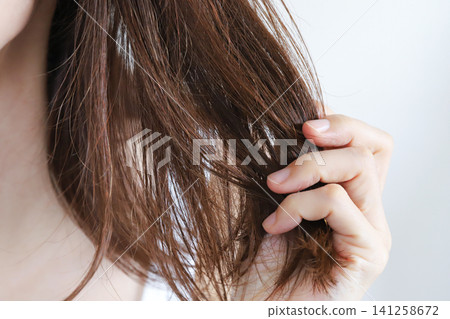 Hair damage for women who are concerned about damaged ends Hair damage for women who are concerned about damaged ends 141258672