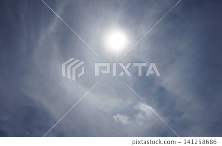 太陽和多雲的天空 太陽和多雲的天空 141258686