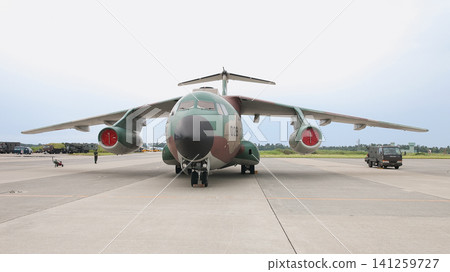 一架日本航空自衛隊C-1運輸機停在停機坪上。 一架日本航空自衛隊C-1運輸機停在停機坪上。 141259727