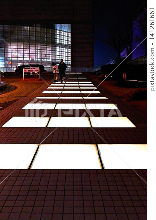 發光地面上的一條小路 發光地面上的一條小路 141261661