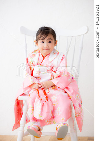 一位穿著和服的女孩，穿著和服參加七五三禮（日本兒童的傳統成年禮）。 141261921