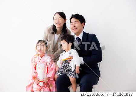 一家人正在拍攝七五三合照。 一家人正在拍攝七五三合照。 141261988