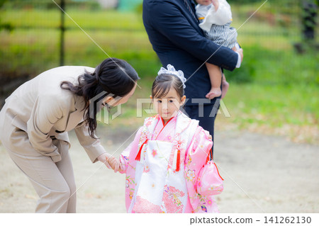 年輕家庭,父母與孩子,七五三節(日本傳統兒童節日),戶外,家庭 年輕家庭,父母與孩子,七五三節(日本傳統兒童節日),戶外,家庭 141262130