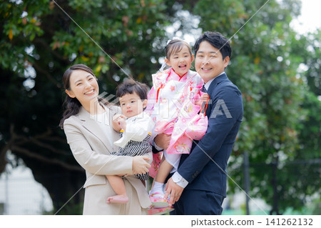年輕家庭,父母與孩子,七五三節(日本傳統兒童節日),戶外,家庭 年輕家庭,父母與孩子,七五三節(日本傳統兒童節日),戶外,家庭 141262132