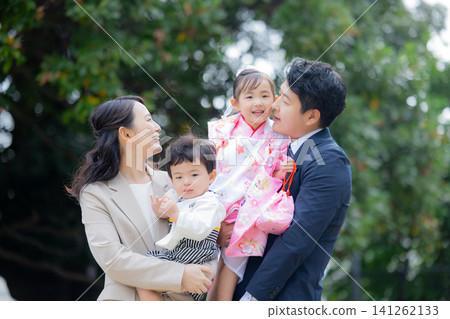 年輕家庭,父母與孩子,七五三節(日本傳統兒童節日),戶外,家庭 年輕家庭,父母與孩子,七五三節(日本傳統兒童節日),戶外,家庭 141262133