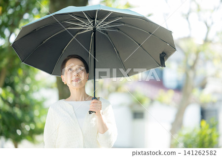 資深婦女遮陽簾 資深婦女遮陽簾 141262582