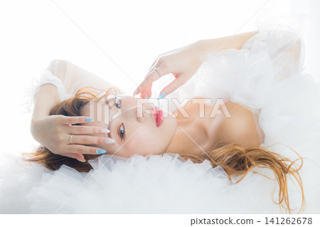 一位戴著彩色隱形眼鏡的女士 141262678