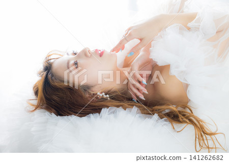 一位戴著彩色隱形眼鏡的女士 141262682