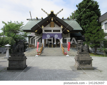 The worship hall and guardian lion-dogs of Retsuretsufu Shrine! Higashi Ward, Sapporo City, Hokkaido The worship hall and guardian lion-dogs of Retsuretsufu Shrine! Higashi Ward, Sapporo City, Hokkaido 141262697