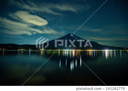[Yamanashi Prefecture] A human formation of Mt. Fuji and the Milky Way reflected on the lake surface. 141262770