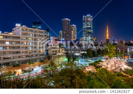 從東京港區六本木眺望夜晚的櫻花,可以看到閃閃發光的東京鐵塔和麻布台山,構成了一幅美麗的春日夜景。 從東京港區六本木眺望夜晚的櫻花,可以看到閃閃發光的東京鐵塔和麻布台山,構成了一幅美麗的春日夜景。 141262827