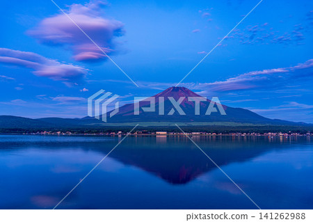 [Yamanashi Prefecture] Sunrise over Mt. Fuji reflected on the lake surface 141262988