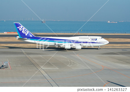 一架巨型噴射客機降落在羽田機場(2007年)-城市景觀 一架巨型噴射客機降落在羽田機場(2007年)-城市景觀 141263327