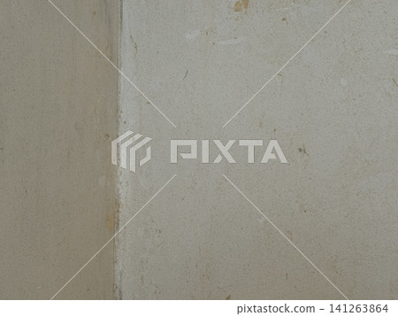 Peeling paint on worn concrete wall with vertical seam for textured vintage background 141263864