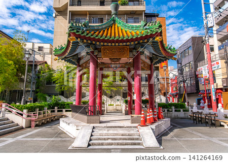 Yokohama Chinatown, Yokohama City, Kanagawa Prefecture: The vibrantly colored Kaihotei restaurant stands in Yamashita-cho Park, shining brightly against the blue sky. Yokohama Chinatown, Yokohama City, Kanagawa Prefecture: The vibrantly colored Kaihotei restaurant stands in Yamashita-cho Park, shining brightly against the blue sky. 141264169