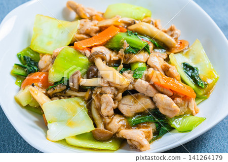 Stir-fried pork and bok choy with oyster sauce Stir-fried pork and bok choy with oyster sauce 141264179