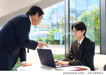 亞洲商人被老闆訓斥 141264931