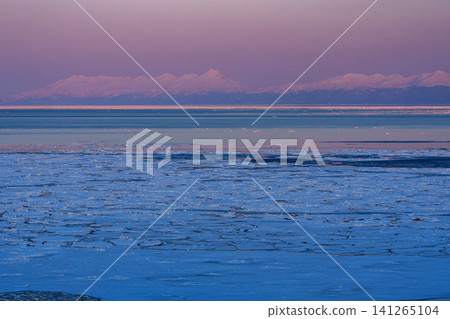 從北海道網走市看到的冬季美景令人驚嘆:夕陽下,浮冰籠罩著知床山脈,羅臼山是知床山脈的主峰。 從北海道網走市看到的冬季美景令人驚嘆:夕陽下,浮冰籠罩著知床山脈,羅臼山是知床山脈的主峰。 141265104
