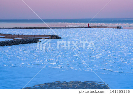 Drift ice washing ashore at Abashiri Port in Hokkaido: A spectacular winter scene of the Sea of Okhotsk (photographic material) Drift ice washing ashore at Abashiri Port in Hokkaido: A spectacular winter scene of the Sea of Okhotsk (photographic material) 141265156