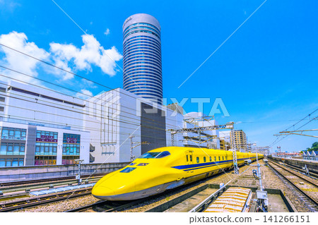 「黃醫師號」列車駛入日本橫濱新橫濱站。背景中可見橫濱王子酒店。此處並非熱海站或小田原站。 「黃醫師號」列車駛入日本橫濱新橫濱站。背景中可見橫濱王子酒店。此處並非熱海站或小田原站。 141266151