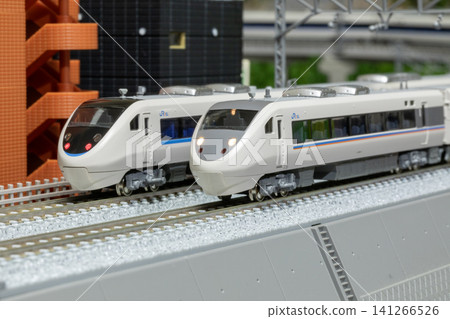 Model trains: 681 series, Limited Express Shirasagi and Thunderbird, side by side. 141266526