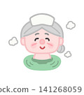 一位老婦人在溫泉洗澡 141268059