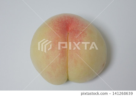 白色背景上的白色桃子:一張新鮮時令水果的產品照片。 白色背景上的白色桃子:一張新鮮時令水果的產品照片。 141268639