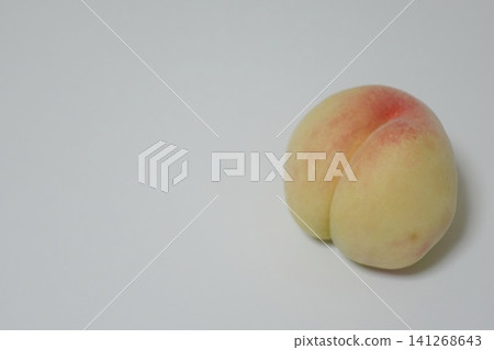 Individual cut pieces of white fruit netting (cushioning material for fruit) Individual cut pieces of white fruit netting (cushioning material for fruit) 141268643