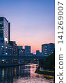 The evening view of Nakanoshima and the Tosabori River bathed in the beautiful sunset. 141269007