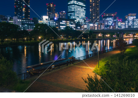 大川河的夜景,建築物的燈光在水面上映照出美麗的倒影。 大川河的夜景,建築物的燈光在水面上映照出美麗的倒影。 141269010