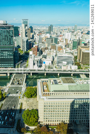 從高空俯瞰大阪市政府、禦堂筋高速公路和阪神高速公路週邊地區。 從高空俯瞰大阪市政府、禦堂筋高速公路和阪神高速公路週邊地區。 141269011