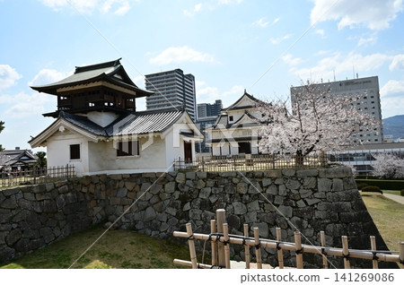 The bell tower of Fukuyama Castle and cherry blossoms 141269086
