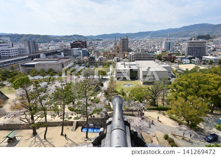 View from the castle tower and cherry blossoms (Fukuyama Museum of Art and Hiroshima Prefectural Museum of History) View from the castle tower and cherry blossoms (Fukuyama Museum of Art and Hiroshima Prefectural Museum of History) 141269472