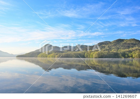 A spring scene of Lake Shichikashuku shrouded in morning mist (Shichikashuku Town, Miyagi Prefecture) A spring scene of Lake Shichikashuku shrouded in morning mist (Shichikashuku Town, Miyagi Prefecture) 141269607