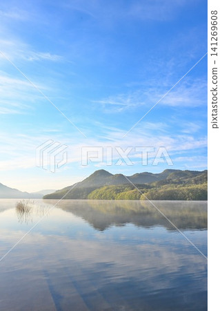 A spring scene of Lake Shichikashuku shrouded in morning mist (Shichikashuku Town, Miyagi Prefecture) A spring scene of Lake Shichikashuku shrouded in morning mist (Shichikashuku Town, Miyagi Prefecture) 141269608