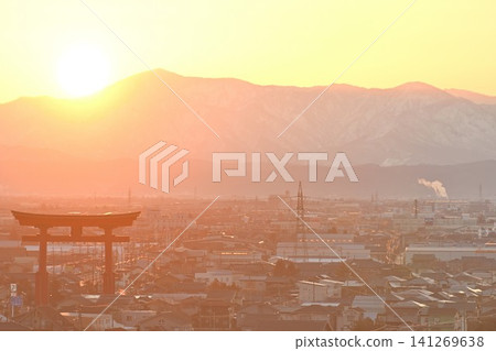 The rising sun, the Yahiko Grand Torii gate, and the townscape of Yahiko (Yahiko Village, Niigata Prefecture) The rising sun, the Yahiko Grand Torii gate, and the townscape of Yahiko (Yahiko Village, Niigata Prefecture) 141269638