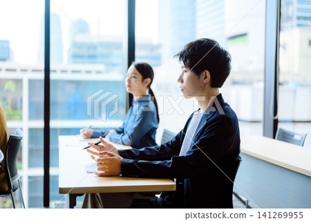 正在聽講座的年輕男女 141269955