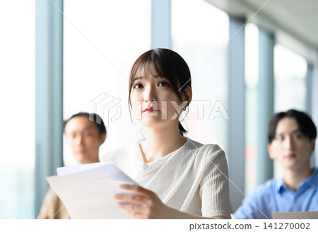 一位年輕女子正在研討會上認真聆聽。 141270002