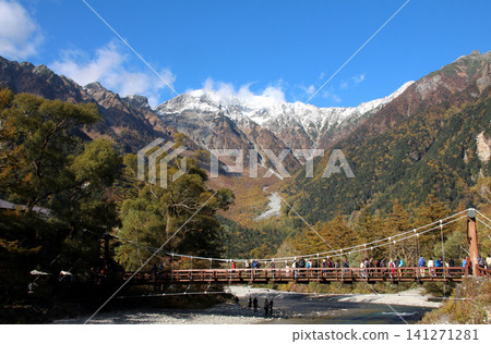 過度旅遊區上高地的河童橋 過度旅遊區上高地的河童橋 141271281