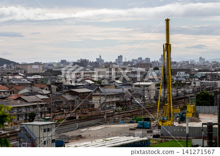 鐵路沿線的重建區,蓄勢待發,即將迎來城市發展,遠處可見摩天大樓林立的城市景觀。 鐵路沿線的重建區,蓄勢待發,即將迎來城市發展,遠處可見摩天大樓林立的城市景觀。 141271567