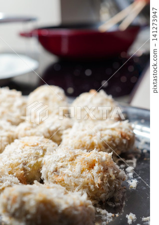 自製炸丸子油炸前的特寫鏡頭(裹麵包屑和準備工作) 自製炸丸子油炸前的特寫鏡頭(裹麵包屑和準備工作) 141273947