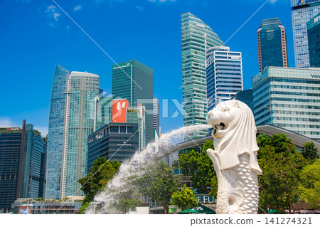 新加坡的地標建築魚尾獅雕像及其現代化的摩天大樓。 新加坡的地標建築魚尾獅雕像及其現代化的摩天大樓。 141274321