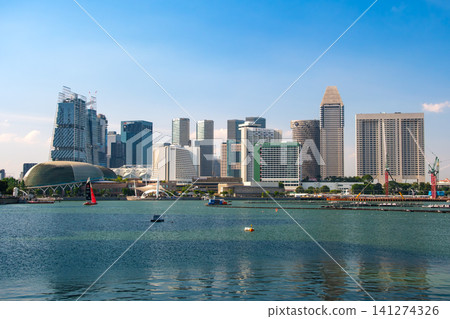 新加坡:視野開闊,可俯瞰蔚藍的天空、美麗的濱海灣以及遠處林立的摩天大樓。 新加坡:視野開闊,可俯瞰蔚藍的天空、美麗的濱海灣以及遠處林立的摩天大樓。 141274326